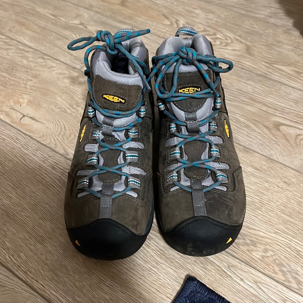Keen steel toed utility boots. Womens size 8